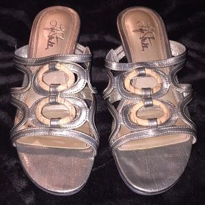 NWOT LfeStride Sz 7.5M gld/tan 1.5” heeled sandals